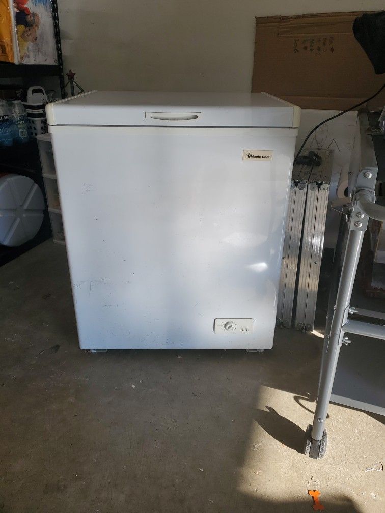 Chest Freezer 5.5 Cubes