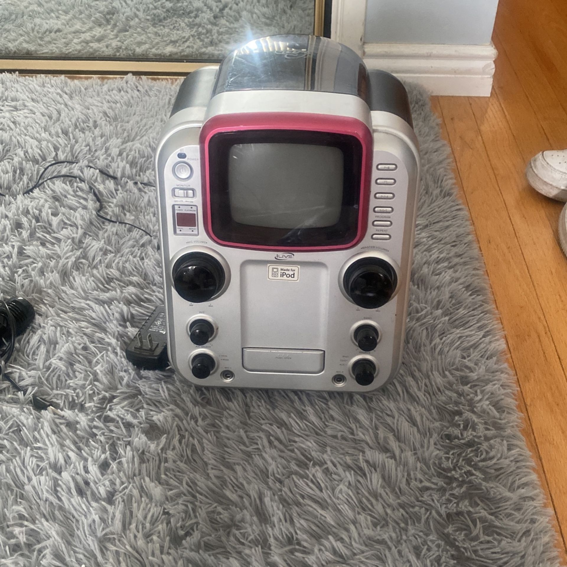 iLive iPod Dock/cd/cd+g Karaoke Player S
