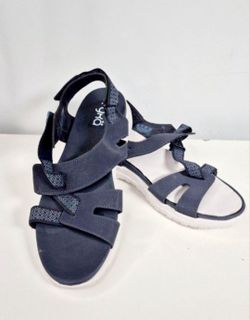 RIKA WOMEN'SANDALS SIZE 8 NEW