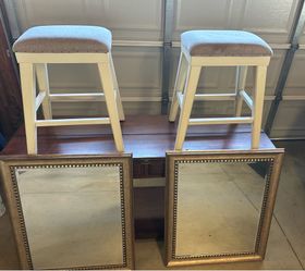 Table, bar stools, mirrors