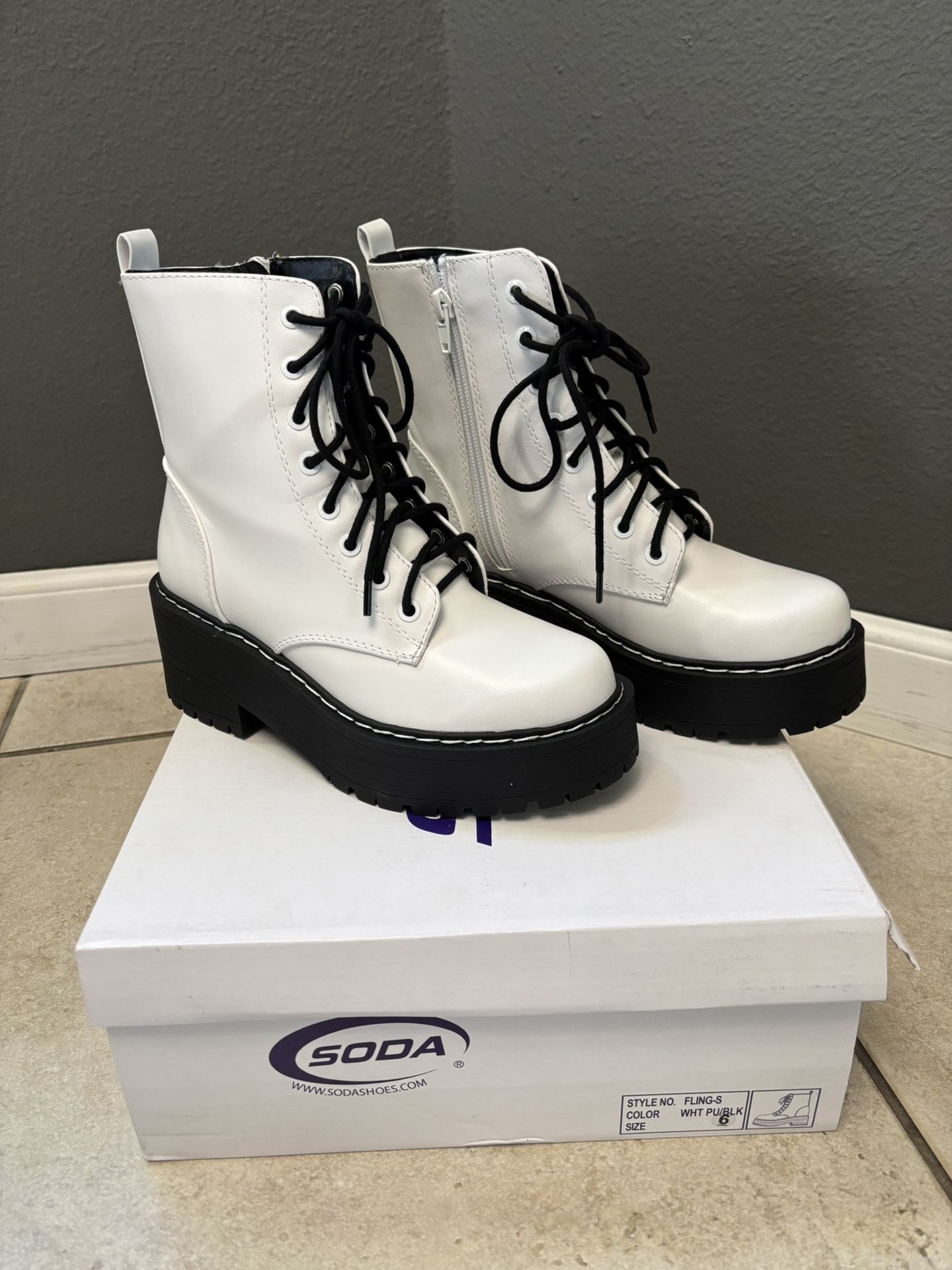 Soda Womens White Boots Size 6