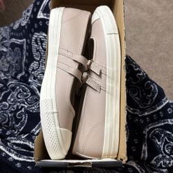 Brand New Converse - Size 7 ( Women) 