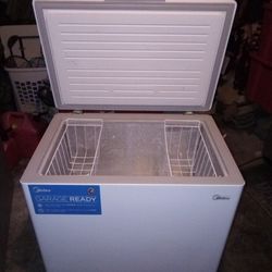 2 Yr Old Midea White 7.0 Cu Ft Chest Freezer 