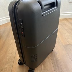 Carry on luggage - JULY brand (great condition / used)