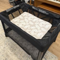 4moms Breeze Pack N’ Play Play Yard Bassinet