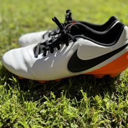 Soccer Nike Shoes Sizes 7.5 and 8 (Read description)