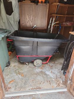 Uline Rubbermaid Tilt Cart 1/2 Yd Size