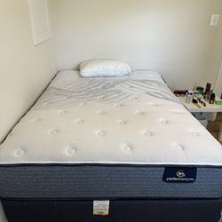 Full size bed mattress + box spring - Serta perfectsleeper Brand