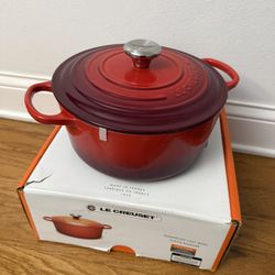Le Creuset Signature Round Dutch Oven 5.5 QT Cerise
