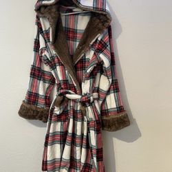 Men’s plush robe with hood red green plaid size L/LX.   (AD)