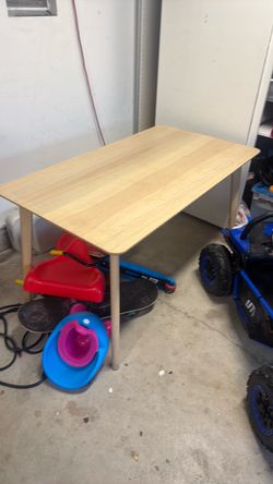 Wood dining table sits 6