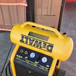 DEWALT 4.5 GALLON 225 PSI 1.6 HP OIL FREE  AIR COMPRESSOR 