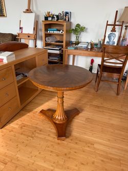 Ethan Allen Solid Wood Round Pedestal Table / Accent End Table