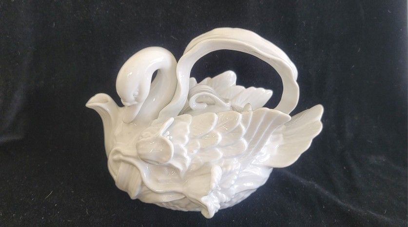 Swan tea pot