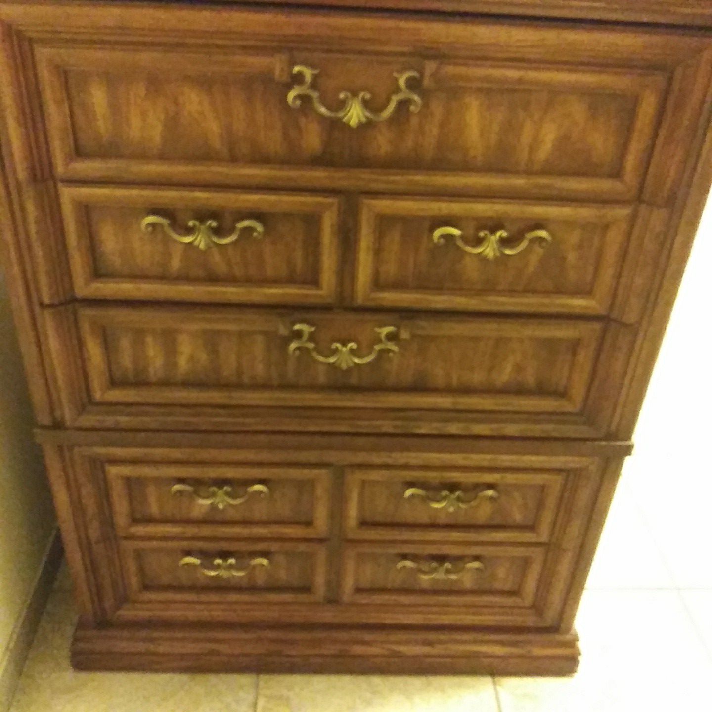 Dresser with 5 drawer.