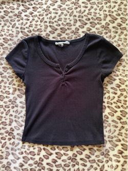 xs cropped black shirt