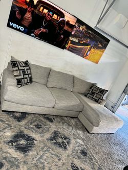 🌟 Ashley furniture beige 2pc sectional couch 🛋 ( FREE DELIVERY)