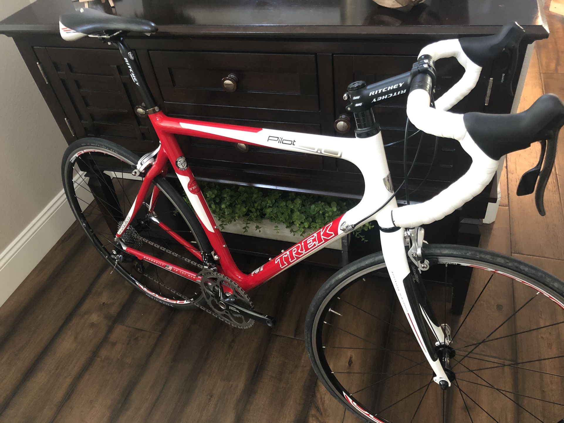 63 cm trek pilot 5.0 hand made in the USA carbon road bike, 10 Speed SRAM rival