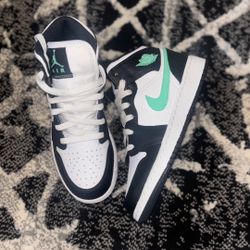 Jordan 1 Size 5 Grade school 