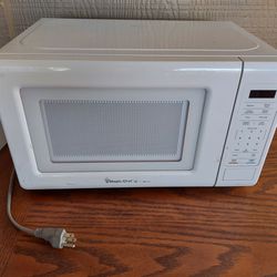 Small Microwave Oven, Magic Chef, Cooks Food Fast, Great For Small Spaces  for Sale in Chandler, AZ - OfferUp