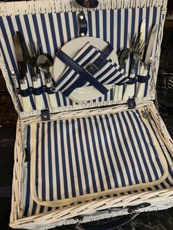 Vintage Style Insulated Picnic Basket For 4
