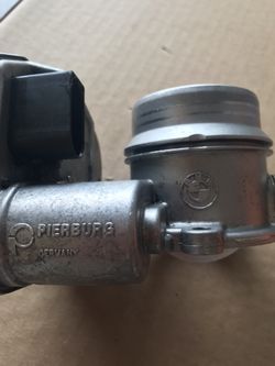 Genuine bmw fuel injectors throttle body.