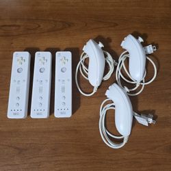White Nintendo Wii Controller With Nunchuck