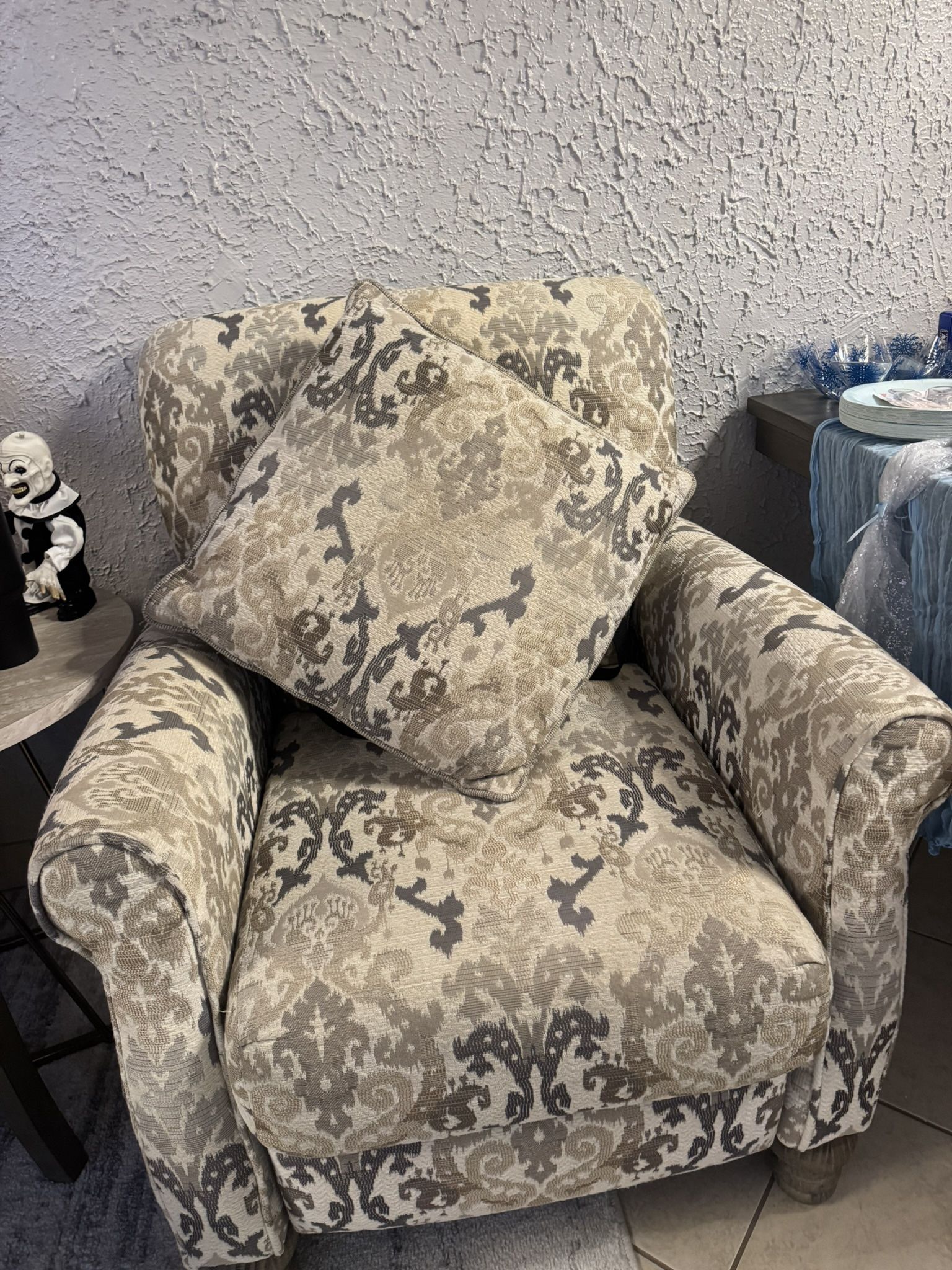 Patterned Accent Chair with Matching Pillow – Great Condition