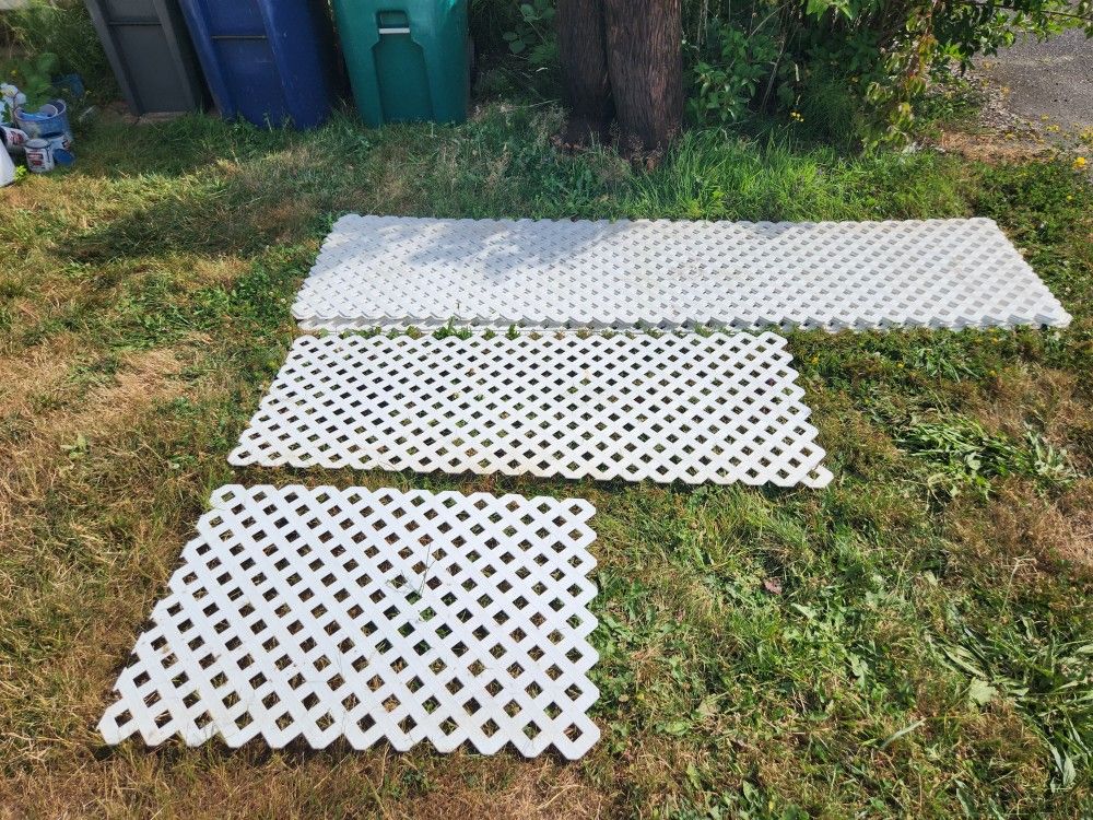 9 full 24"x 8' panels and 2 partial Vinyl Lattice Panels for Sale in