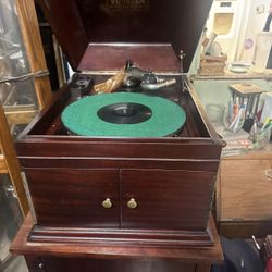Rare Vintage 1931 Victorolla Polyphonic Record Player And Oak Cabinet 