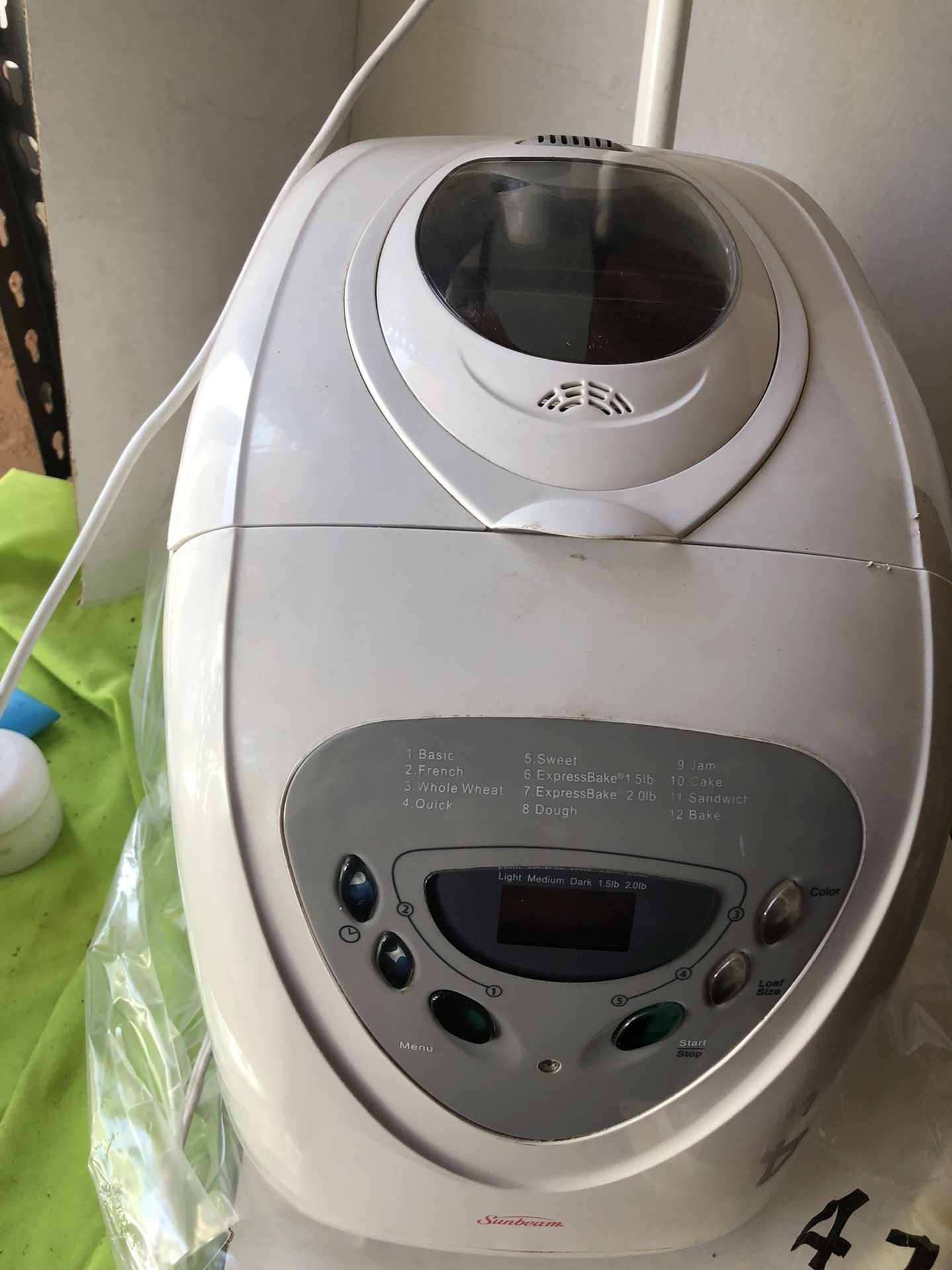 Like NEW Sunbeam 2 pounds capacity bread maker in great working condition