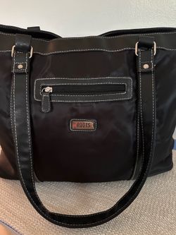 Large black bag. Bolso color negro.