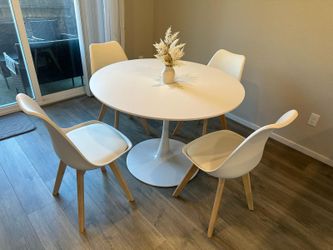 White Round Table(D40.5") and 4 White Chairs with padding