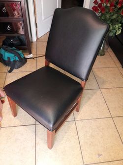 2 leather chairs in good conditions