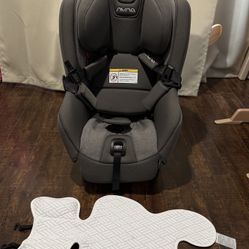 Nuna RAVA next Car Seat + Cooling Seat Liner (Excellent Condition)