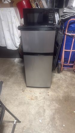 Mini Fridge W Underneath Silicone Mat