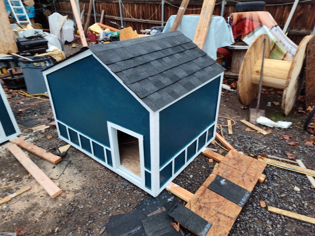 Extra Large Dog House W/Feeding Station 