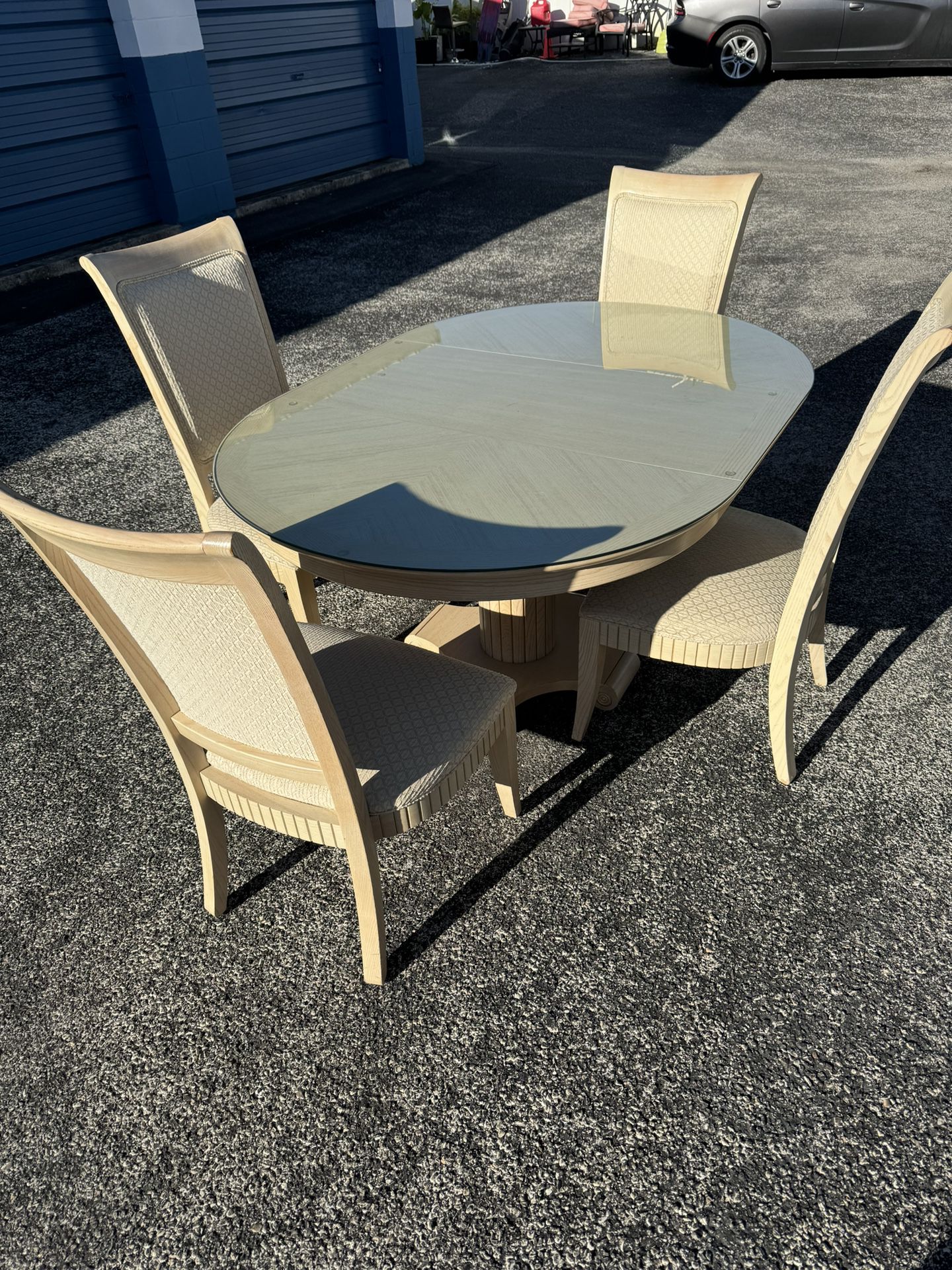 Beautiful Oval 4-chair Dining Table