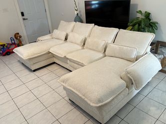 Cream sectional sofa !!! Like new