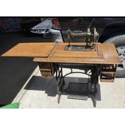 Antique 1900s? Sewing Machine cabinet with foot treadle 4 Drawers KNICKERBOCKER