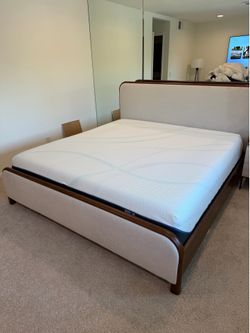 King Tempur-Pedic TEMPUR-LuxeAdapt Soft Mattress – Excellent Condition