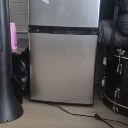 Insignia Mini Fridge 3ft 