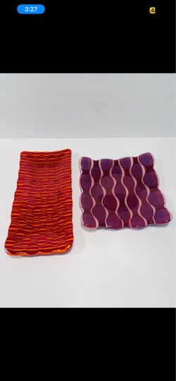 Retro Pop Optic Fused Glass Bowls Trays Set of 2. Beautiful and unique Fused glass decorative trays are in good condition. Size is: 7”-7” and 10”-5”