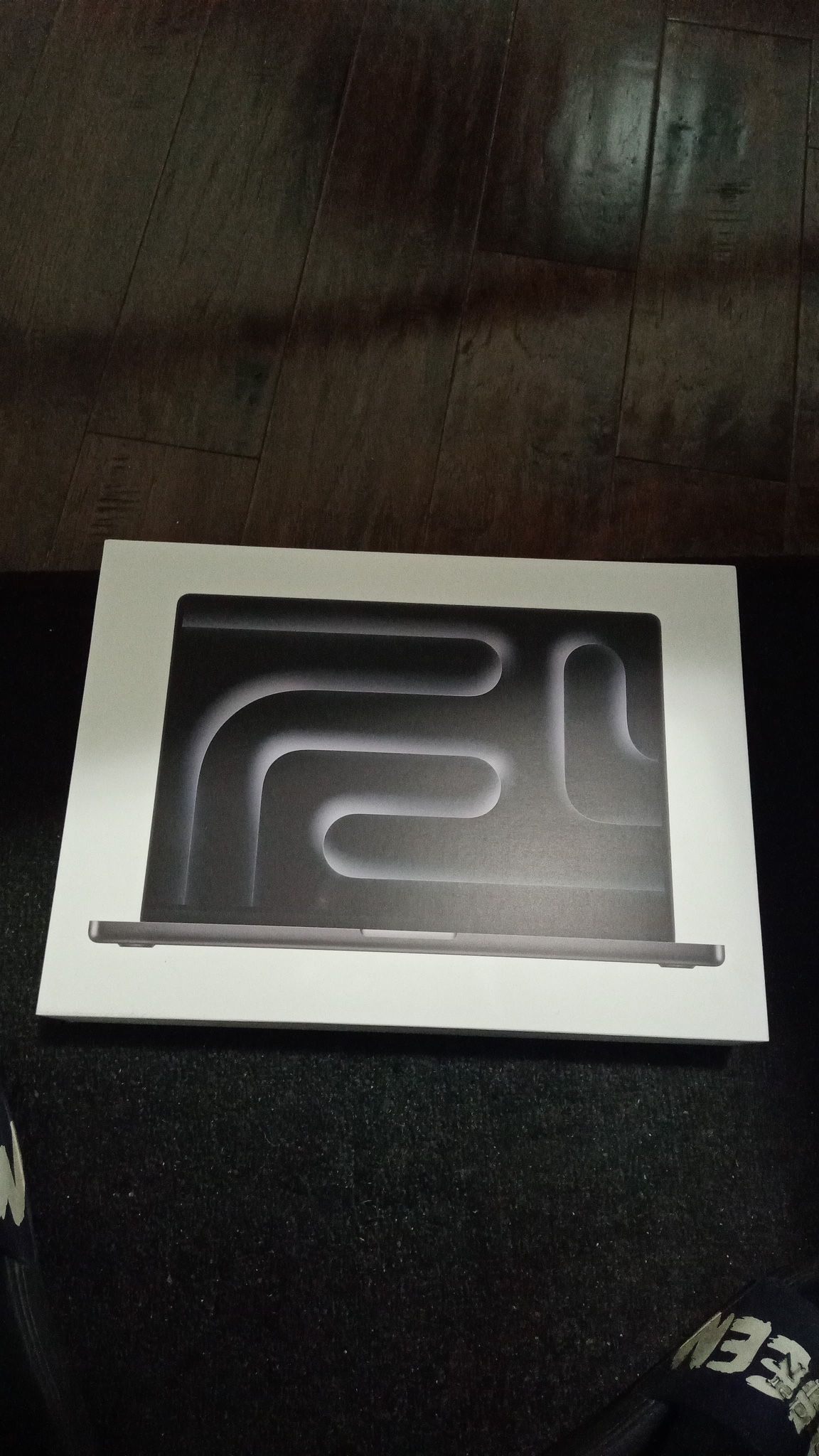 MacBook 16-inch Liquid Retina XDR display² Standard display Apple M4 Max chip with 14‑core CPU, 32‑core GPU, 16‑core Neural Engine 36GB unified memory