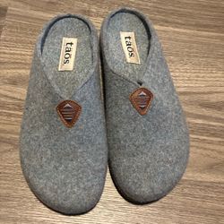 TAOS Gray Blue Wool Felt Women's 39/8 Slip On Comfort Clog Slippers Logo Accent