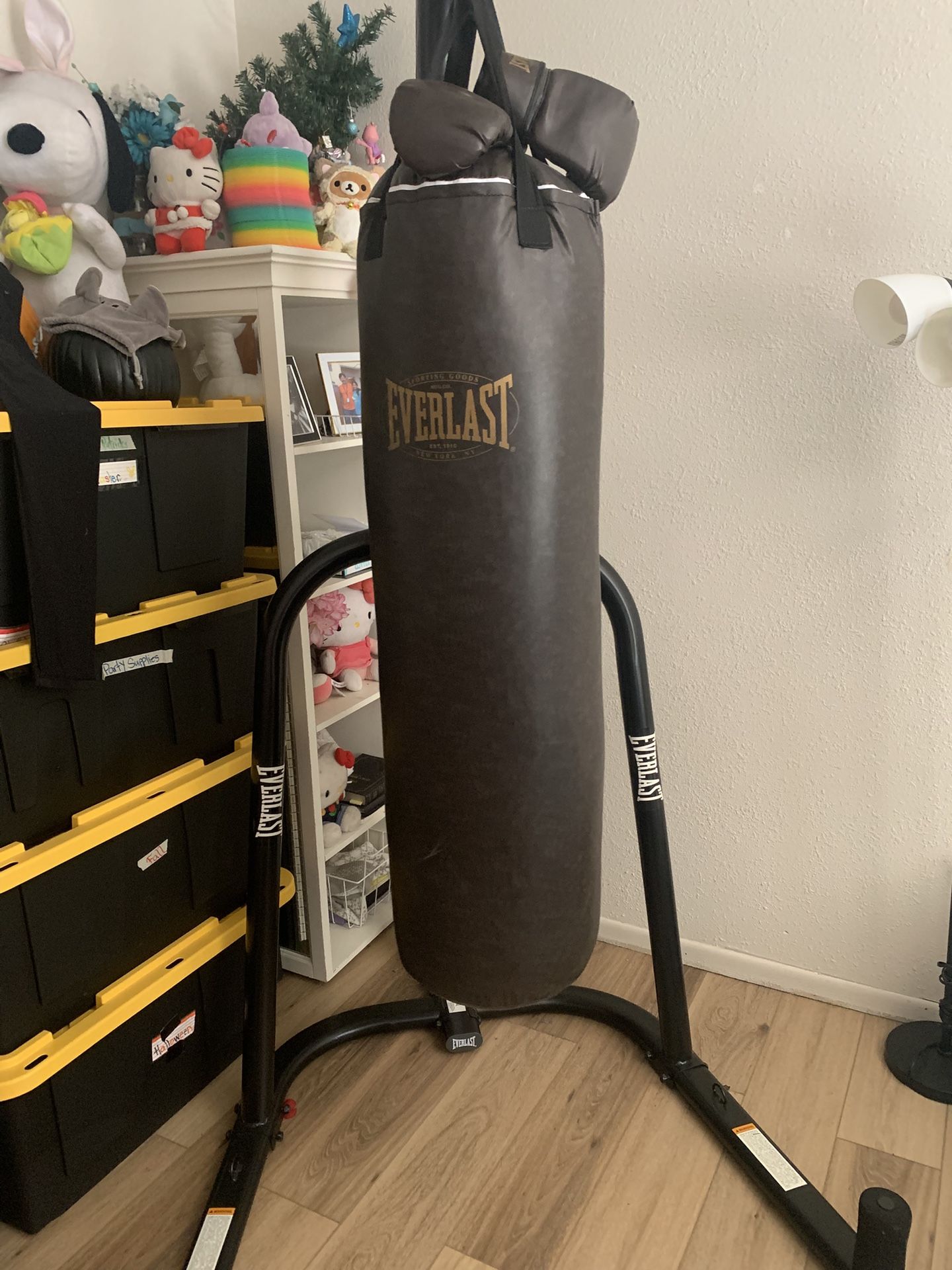 Everlast Punching Bag With Stand
