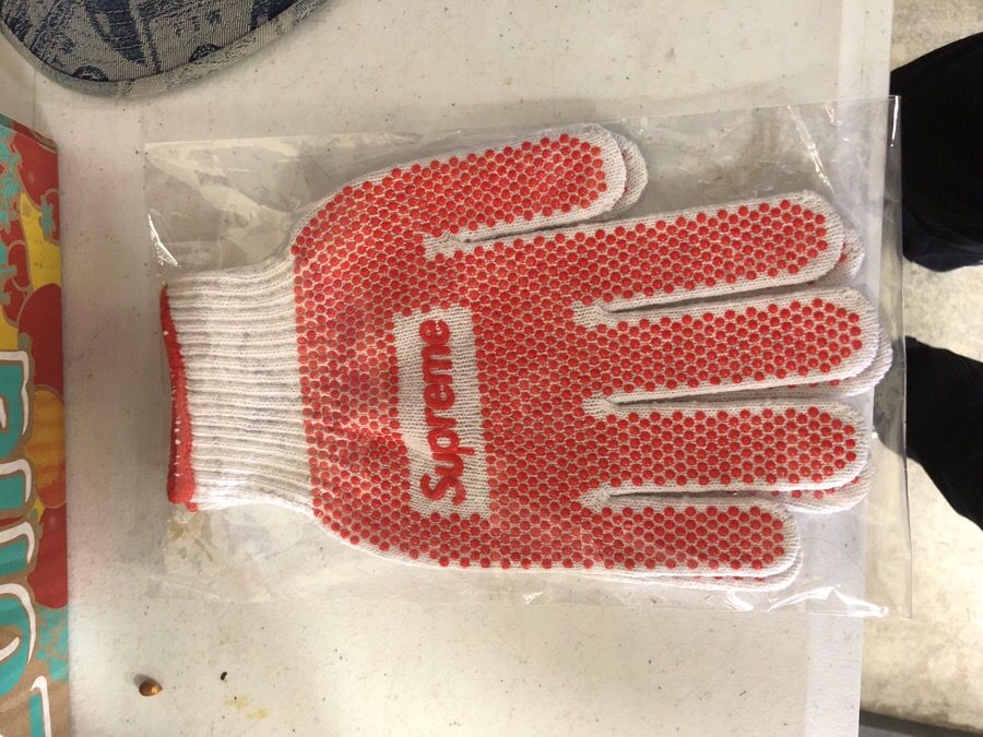 Supreme gloves