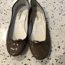 Repetto Brown Patent leather Ballet Flats size 39.5 US 9. Condition is "Pre-owned". Shipped with USPS Priority Mail. Great Preowned condition. Please