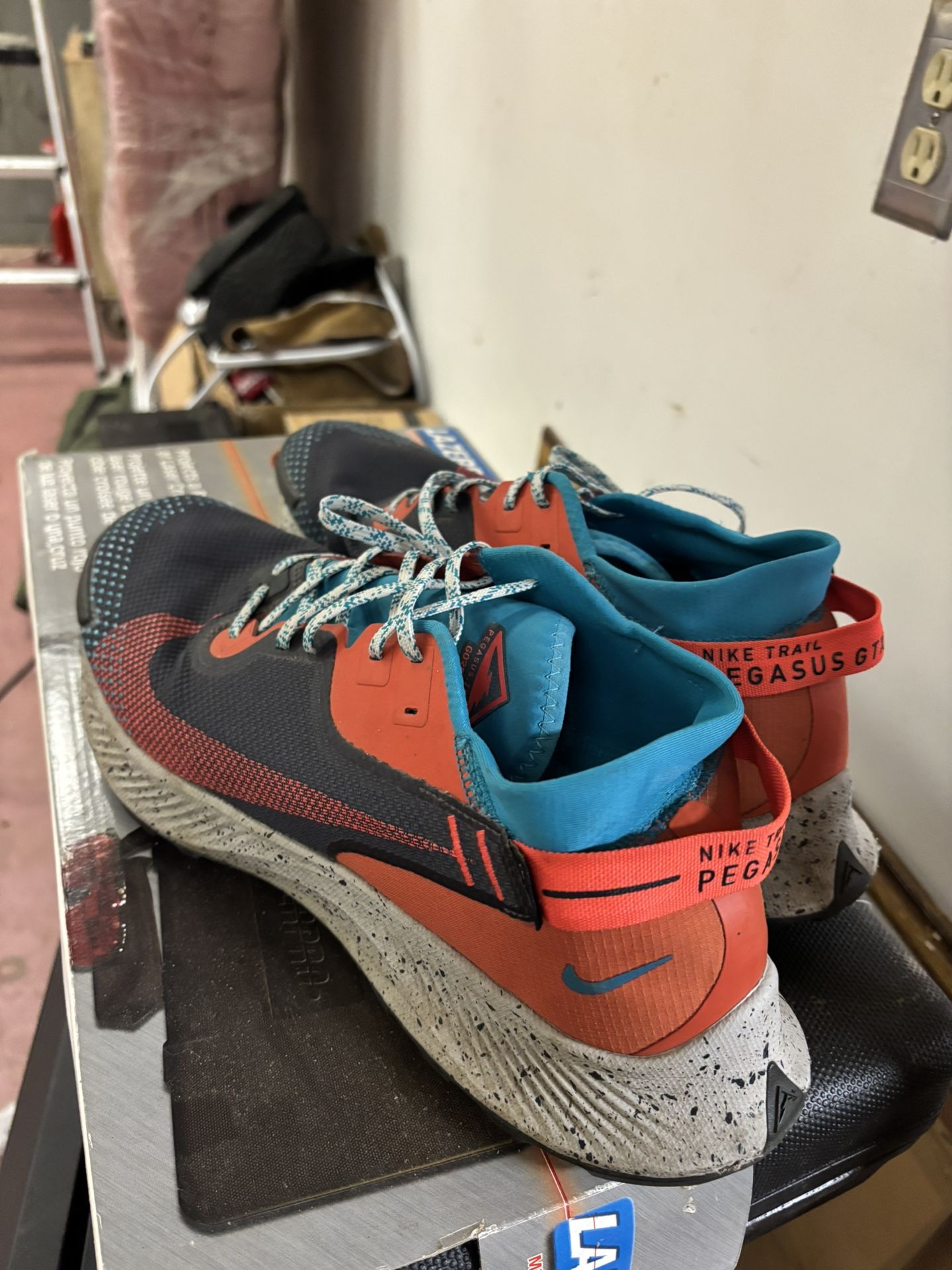 LOW PRICE MOVING- NIKE GORE-TEX SNEAKERS