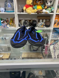 Size 7. Maui and Sons “Tide” Water Shoes.
